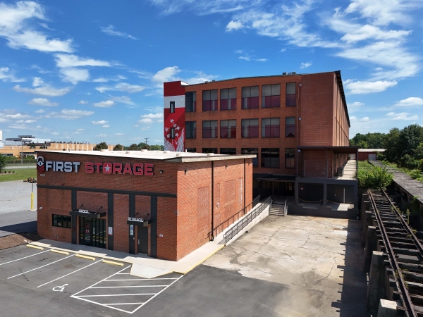 Facility photo: //images.sparefoot.com/medium/2405186914dd039f18c.jpg