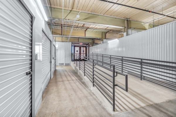 Facility photo: //images.sparefoot.com/medium/2405186914dd0976601.jpg