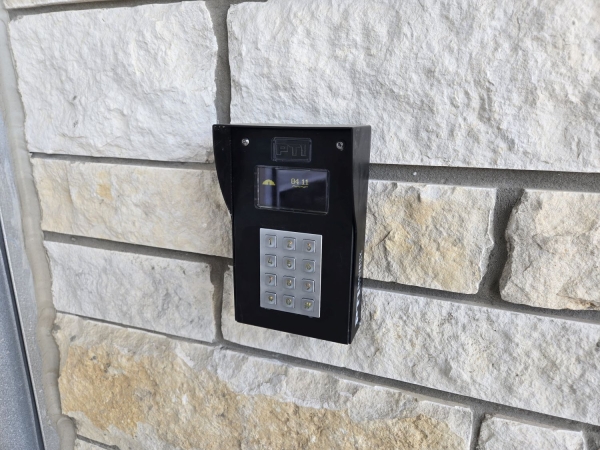 Facility photo: //images.sparefoot.com/medium/2405256994315d83e83.jpg