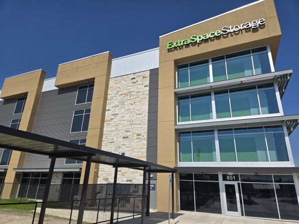 Facility photo: //images.sparefoot.com/medium/240525699431616e2be.jpg