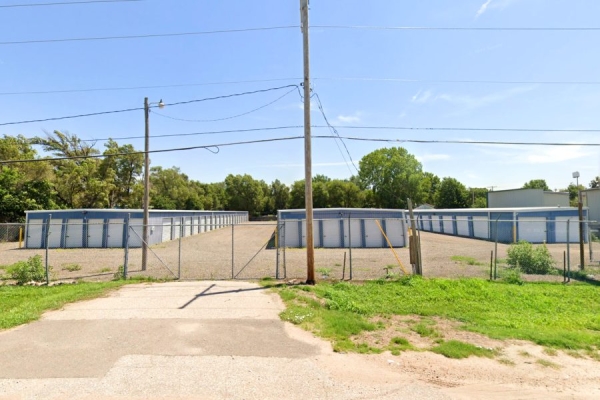 Facility photo: //images.sparefoot.com/medium/240533696a940d4a55f.jpg