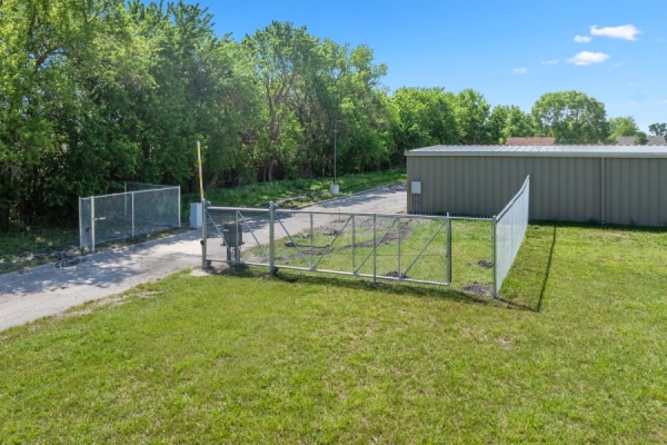 Facility photo: //images.sparefoot.com/medium/240534696a95e2de645.jpg