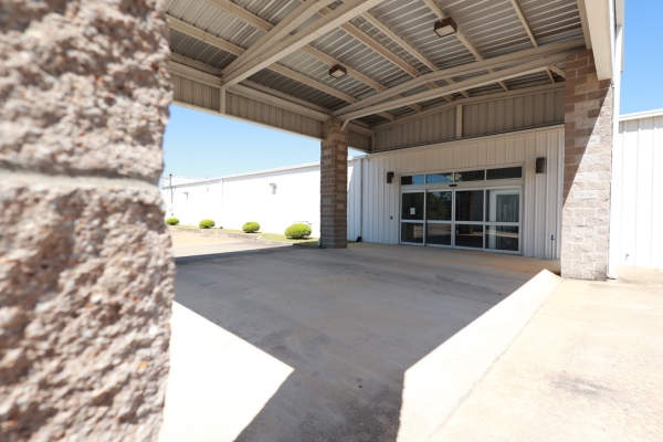 Facility photo: //images.sparefoot.com/medium/2406406882877d00439.jpeg