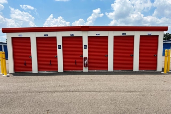 Facility photo: //images.sparefoot.com/medium/24067569f89bb07f9b0.jpg