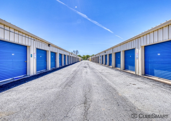Storage Units at CubeSmart Self Storage - 300 East Little York - TX - 300 East Little York Road