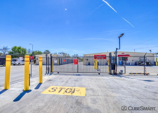 Storage Units at CubeSmart Self Storage - 300 East Little York - TX - 300 East Little York Road