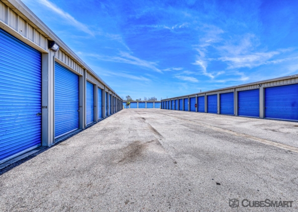 Storage Units at CubeSmart Self Storage - 300 East Little York - TX - 300 East Little York Road