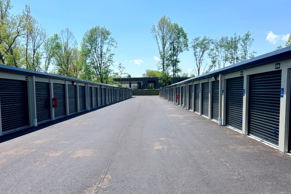 Facility photo: //images.sparefoot.com/medium/24070168f89aee943fd.jpg