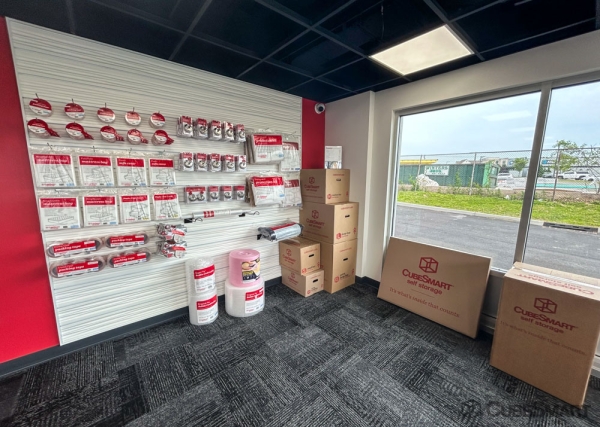 Facility photo: //images.sparefoot.com/medium/240733688dbe5b9933b.jpg