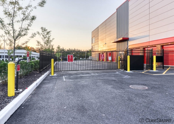 Facility photo: //images.sparefoot.com/medium/24073369032a86e2292.jpg