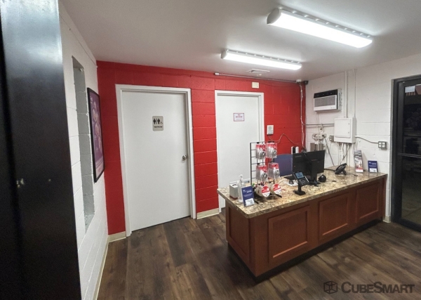 Facility photo: //images.sparefoot.com/medium/240746695f5e2be4ba6.jpg