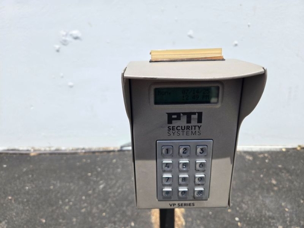 Facility photo: //images.sparefoot.com/medium/2407696904d1d1807b0.jpg