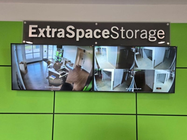 Facility photo: //images.sparefoot.com/medium/2407716904cf99903b0.jpg