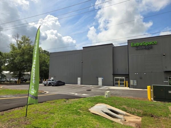 Facility photo: //images.sparefoot.com/medium/2407716904cfadd76b3.jpg