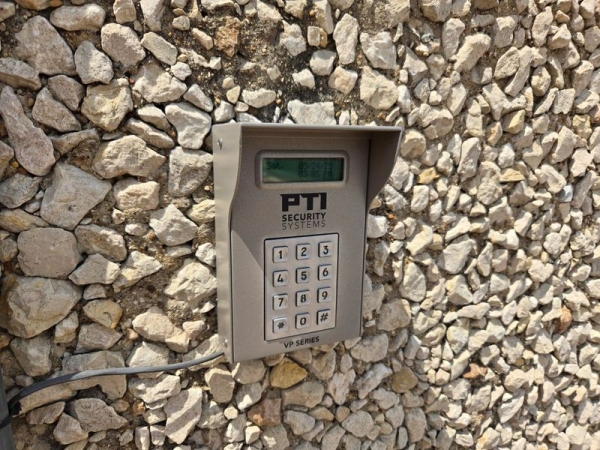 Facility photo: //images.sparefoot.com/medium/2407766904cc4d21f98.jpg