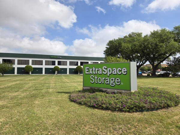 Facility photo: //images.sparefoot.com/medium/24077669d8e7dd7cc8d.jpg