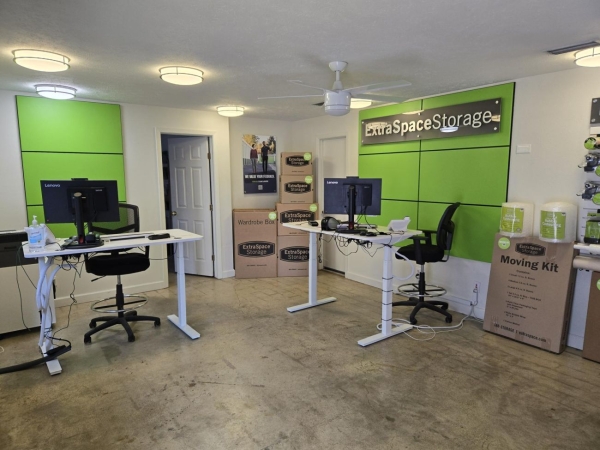 Facility photo: //images.sparefoot.com/medium/24077669d8e7dfba9f5.jpg