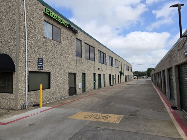 Facility photo: //images.sparefoot.com/medium/24077669d8e7e156f3f.jpg