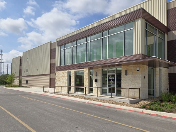 Facility photo: //images.sparefoot.com/medium/2407776994319aefae4.jpg