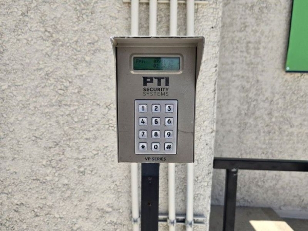 Facility photo: //images.sparefoot.com/medium/2407786904d3f79799e.jpg