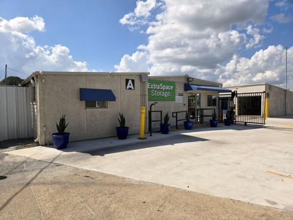 Facility photo: //images.sparefoot.com/medium/2407786904d4139d5cd.jpg