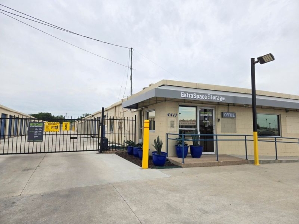 Storage Units at Extra Space Storage - 6763 - Garland - Forest Ln - 4417 Forest Lane