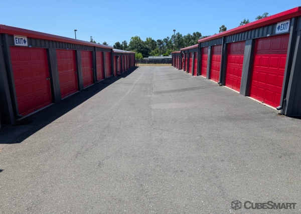 Facility photo: //images.sparefoot.com/medium/2408186a1936a892443.jpg
