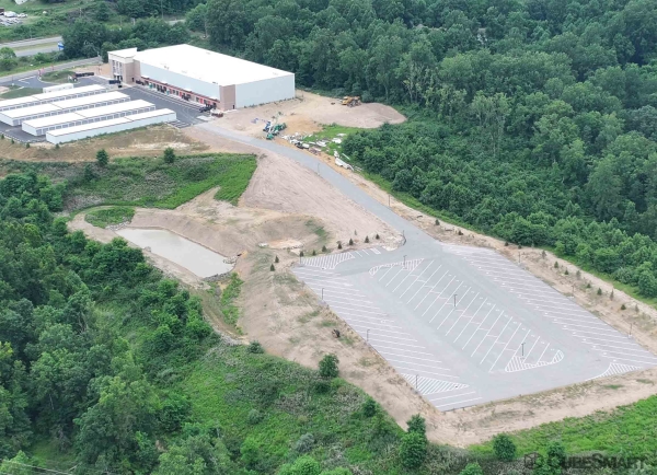 Facility photo: //images.sparefoot.com/medium/2408196882090116bbb.jpg