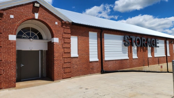 Facility photo: //images.sparefoot.com/medium/2408226940811b1e74c.jpg