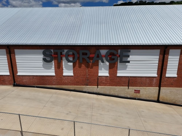 Facility photo: //images.sparefoot.com/medium/2408226940811cd90a3.jpg