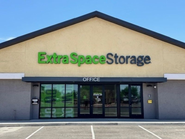 Facility photo: //images.sparefoot.com/medium/240859690379945c7f3.jpg