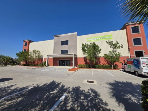 Facility photo: //images.sparefoot.com/medium/24086269037ca8cce7c.jpg