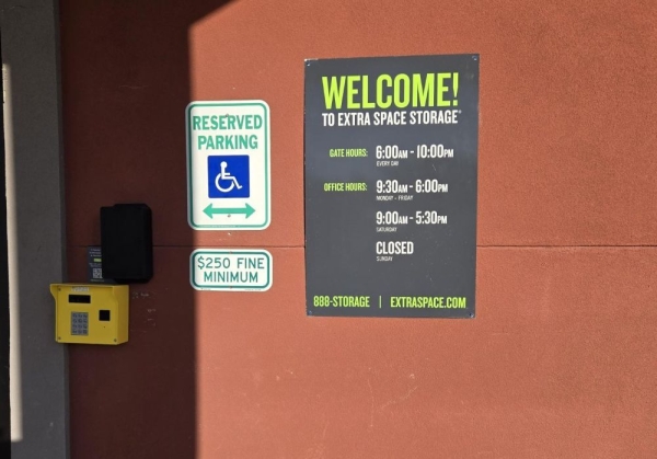 Facility photo: //images.sparefoot.com/medium/240862699431f741e0e.jpg