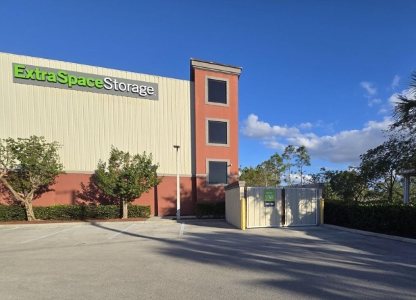 Facility photo: //images.sparefoot.com/medium/240862699431fb307f2.jpg