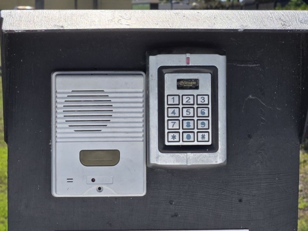 Facility photo: //images.sparefoot.com/medium/24086469037f208d2ad.jpg