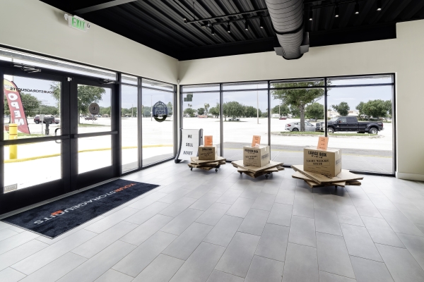 Facility photo: //images.sparefoot.com/medium/24087168acaa30ea508.jpg