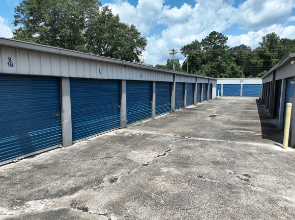 Facility photo: //images.sparefoot.com/medium/24088568f82fab201eb.jpg