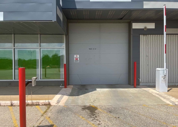Facility photo: //images.sparefoot.com/medium/240889688c6d9d2d39f.jpg