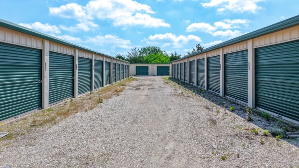 Facility photo: //images.sparefoot.com/medium/2409836a063c77b04c1.jpg
