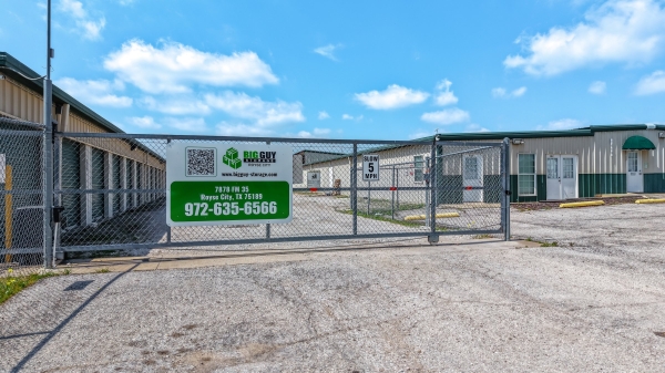 Facility photo: //images.sparefoot.com/medium/2409836a063c794b9cf.jpg