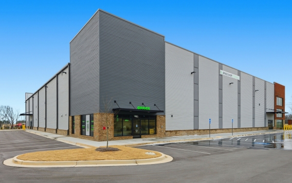 Facility photo: //images.sparefoot.com/medium/2409866981fb833224f.jpg