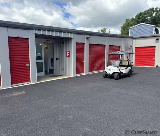 Facility photo: //images.sparefoot.com/medium/240996686f89d6ea18a.jpg