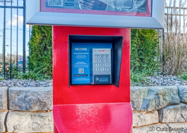 Facility photo: //images.sparefoot.com/medium/24099669789393992e2.jpg