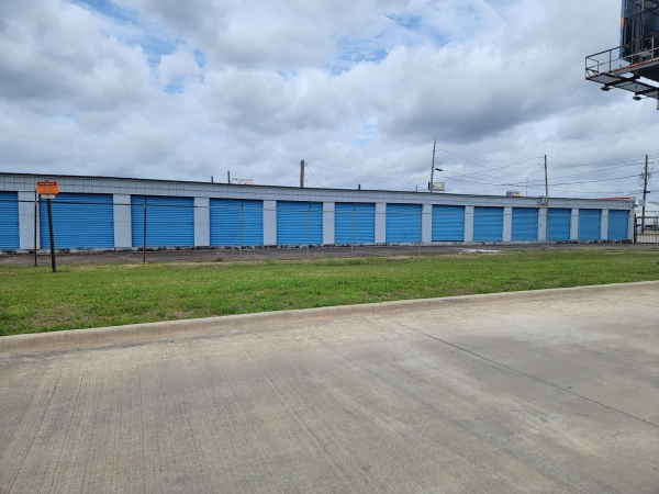 Facility photo: //images.sparefoot.com/medium/24099868823470a582b.jpg