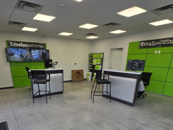 Facility photo: //images.sparefoot.com/medium/24103169013aae765d8.jpg