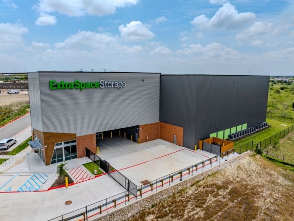 Facility photo: //images.sparefoot.com/medium/2410336903828c1cf13.jpg