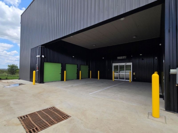 Facility photo: //images.sparefoot.com/medium/241033690382dc8a1d2.jpg