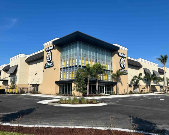Facility photo: //images.sparefoot.com/medium/24105268808c3c40878.jpg