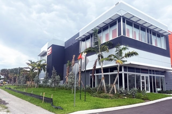 Facility photo: //images.sparefoot.com/medium/24105369e384ba8b624.jpg