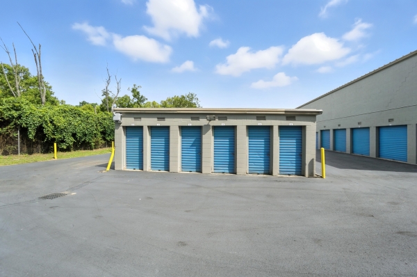 Facility photo: //images.sparefoot.com/medium/24105768911fbc7662d.jpg